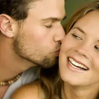 Ternyata pacar kamu lebih suka curhat sama sahabatnya, apa kamu akan diam saja atau bicara terus terang kepadanya kalau kamu itu cemburu?