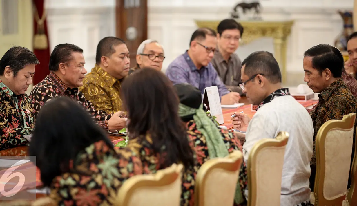 Presiden Joko Widodo  berdiskusi dengan Pengurus GAPMMI dan GIMNI di Istana Merdeka, Jakarta, Selasa (13/10/2015). Jokowi akan melakukan deregulasi untuk mendorong daya saing Indonesia, khususnya industri makanan dan minuman. (Liputan6.com/Faizal Fanani)
