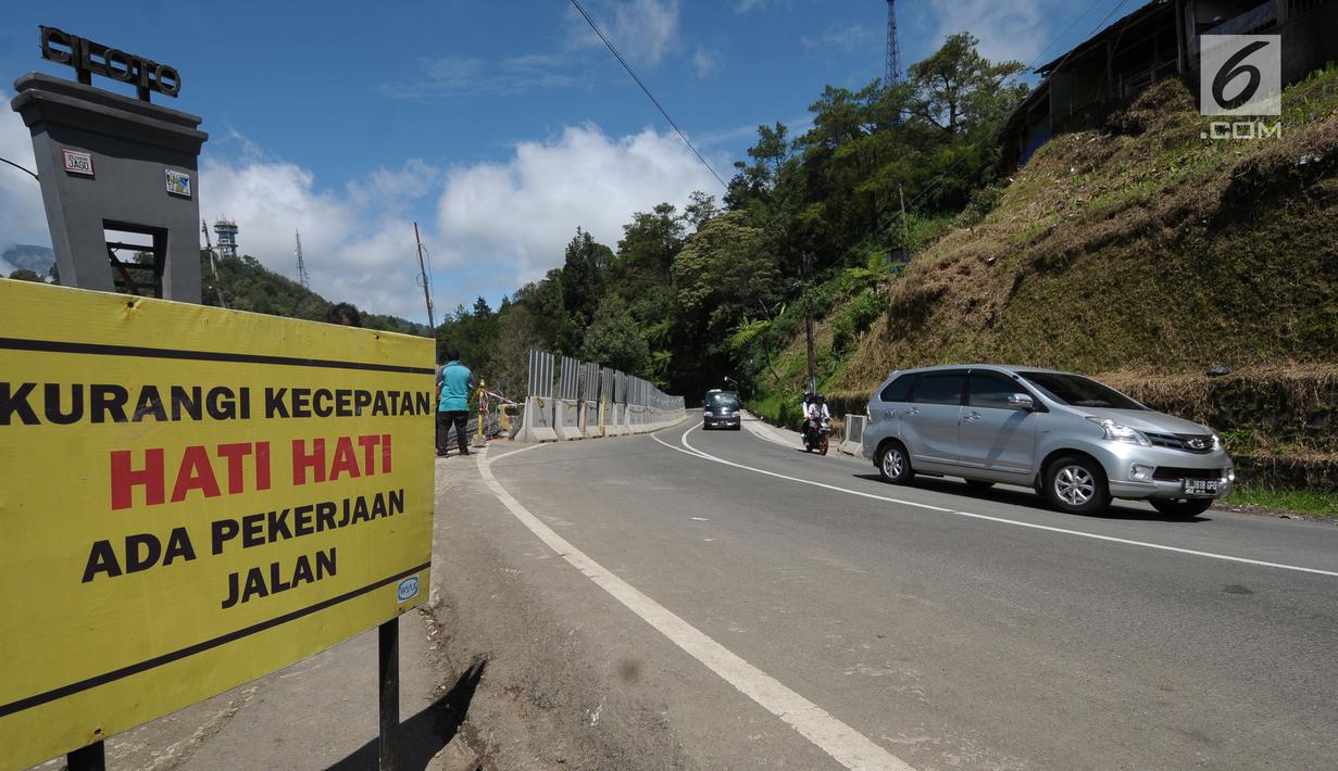 Kondisi arus lalu lintas di sekitar area yang longsor di kawasan Ciloto, Cianjur, Jawa Barat, Sabtu (31/3). Longsor yang terjadi pada Rabu (28/3) lalu diduga adanya pergerakan tanah sehingga menyebabkan longsor. (Liputan6.com/Helmi Fithriansyah)