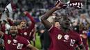 Pemain Qatar, Almoez Ali dan rekan-rekannya merayakan kemenangan atas Iran pada laga semifinal Piala Asia 2023 di Al Thumama Stadium, Doha, Qatar, Rabu (07/02/2024). (AP Photo/Thanassis Stavrakis)