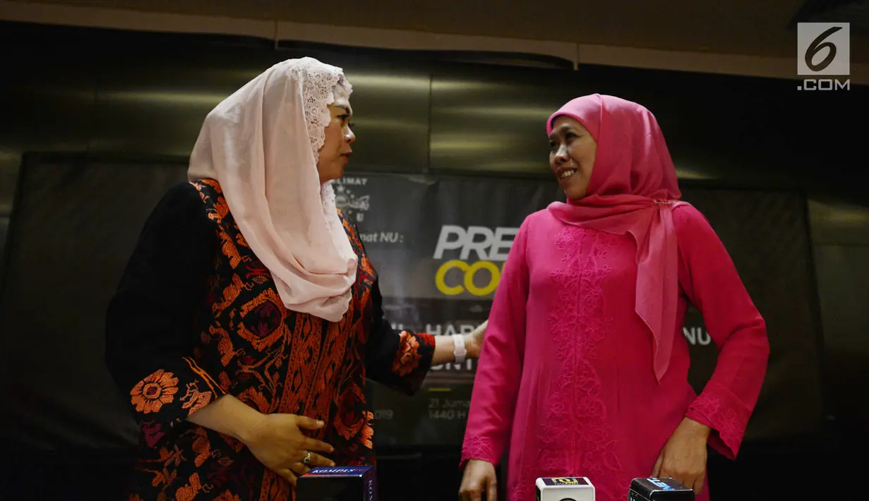 Ketua Umum PP Muslimat NU Khofifah Indar Parawansa (kanan) didampingi Ketua Panitia Harlah Muslimat NU Yenny Wahid menyampaikan paparannya jelang Harlah ke-73 Tahun Muslimat NU, Jakarta, Jumat (25/1). (Merdeka.com/Imam Buhori)