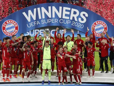 Pemain Bayern Munchen mengangkat trofi gelar juara Piala Super Eropa 2020 usai mengalahkan Sevilla di Puskas Arena, Budapest, Jumat (25/9/2020) dini hari WIB. Bayern Munchen menang 2-1 atas Sevilla. (AFP/Bernadett Szabo/pool)