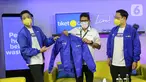 Menparekraf Sandiaga Uno (tengah) saat mengenakan jaket yang didampingi Co-Founder & CMO tiket.com Gaery Undarsa dan CEO George Hendrata di studio tiket LIVE, Jakarta, Senin (25/01/2021). Kemenparekraf dan tiket.com berkolaborasi mendukung kampanye IndDOnesia CARE. (Liputan6.com/Fery Pradolo)