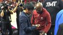  Floyd Mayweather Jr meminta nomor ponsel Manny Pacquiao saat menyaksikan pertandingan NBA antara Miami Heat dan Milwaukee Bucks, AS, Rabu (28/1/2015). (Dailymail)