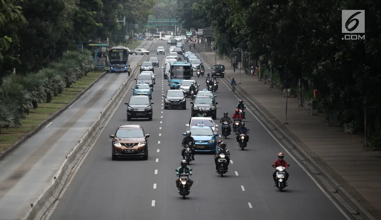 Pengendara sepeda motor melintasi Jalan MH Thamrin-Medan Merdeka Barat, Jakarta Pusat, Kamis (11/1). Peraturan larangan motor melintas di Jalan MH Thamrin pada jam-jam tertentu telah resmi dicabut. (Liputan6.com/Arya Manggala)