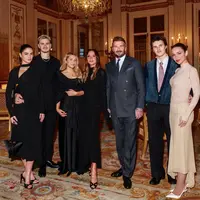 Victoria Beckham Raih Gelar Ksatria dari Prancis bersama keluarga dan kekasih kedua putranya. [@victoriabeckham]