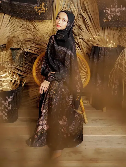 Busana hitam rupanya sudah jadi OOTD andalan Laudya Cynthia Bella. Saat jalani pemotretan ia tampil memesona dengan setelan busana hitam bermotif.  Berpose tanpa senyum ,membuat pesonanya kian terpancar. (Liputan6.com/IG/@laudyacynthiabella)