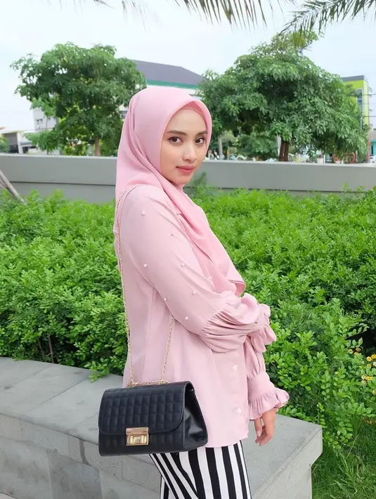 Tak hanya cantik, artis jebolan Dangdut Academy tahun pertama (2014) ini, juga pandai memadupadankan busana. Ketika berlibur, ia tampil dengan outfit kekinian. Makeup yang menghiasi wajah Fida pun membuatnya kian menawan.(Liputan6.com/IG/@fida310)