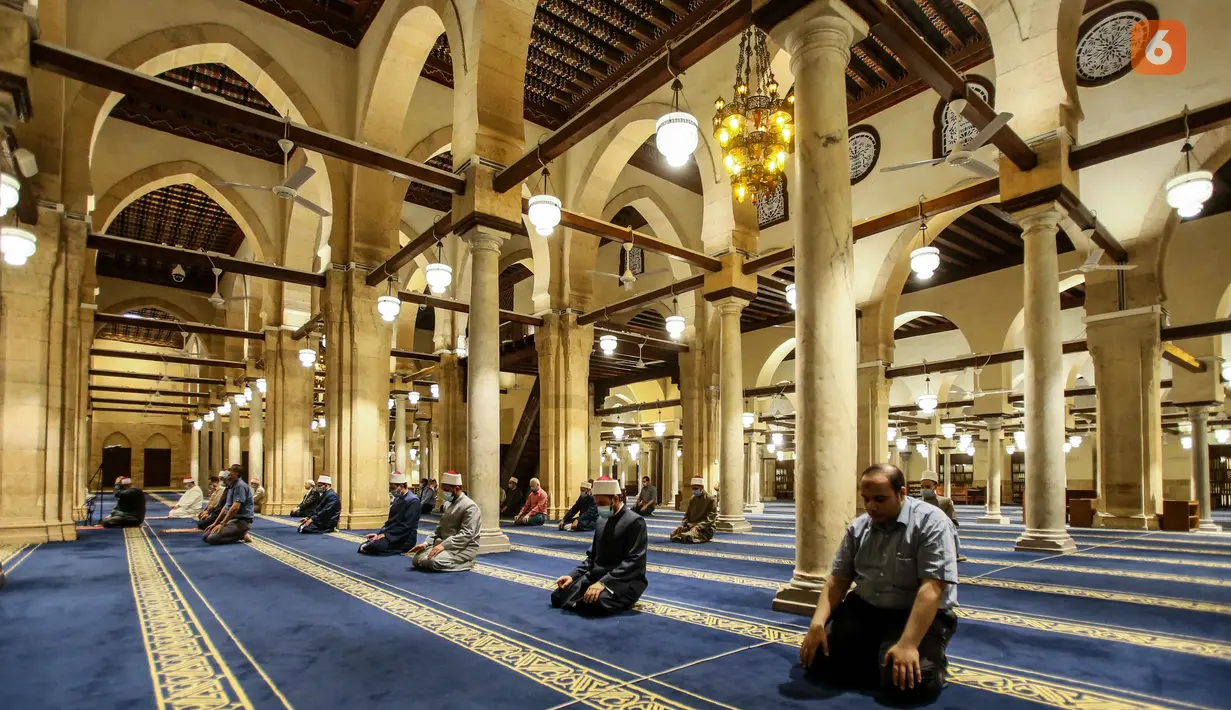 Umat Muslim melaksanakan salat tarawih dengan menerapkan jaga jarak selama bulan Ramadan di Masjid al-Azhar, Kairo, Minggu (17/5/2020). Bagi umat Islam di seluruh dunia menjalankan ibadah puasa tahun ini di tengah pembatasan akibat corona Covid-19 adalah yang pertama kalinya. (Samer ABDALLAH/AFP)