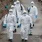 Tentara Korea Selatan yang mengenakan pakaian pelindung berjalan untuk menyemprotkan desinfektan di Seoul, Selasa (3/3/2020). Seoul mengerahkan tentara untuk menyemprotkan disinfektan di jalan dan gang-gang untuk mencegah penyebaran virus corona COVID-19. (AP Photo/Lee Jin-man)