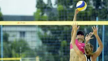 Pevoli pantai Indonesia Desi Ratnasari melakukan smes ke arah pevoli Kazakstan saat bertanding melawan Kazakhstan pada penyisihan pool C voli pantai Asian Games 2018 di JSC, Palembang, (19/8). (ANTARA FOTO/INASGOC/Muhammad Adimaja/Ful/18)