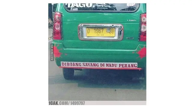 Tulisan Kocak Dibelakang Angkot Ini Bikin Gagal Fokus