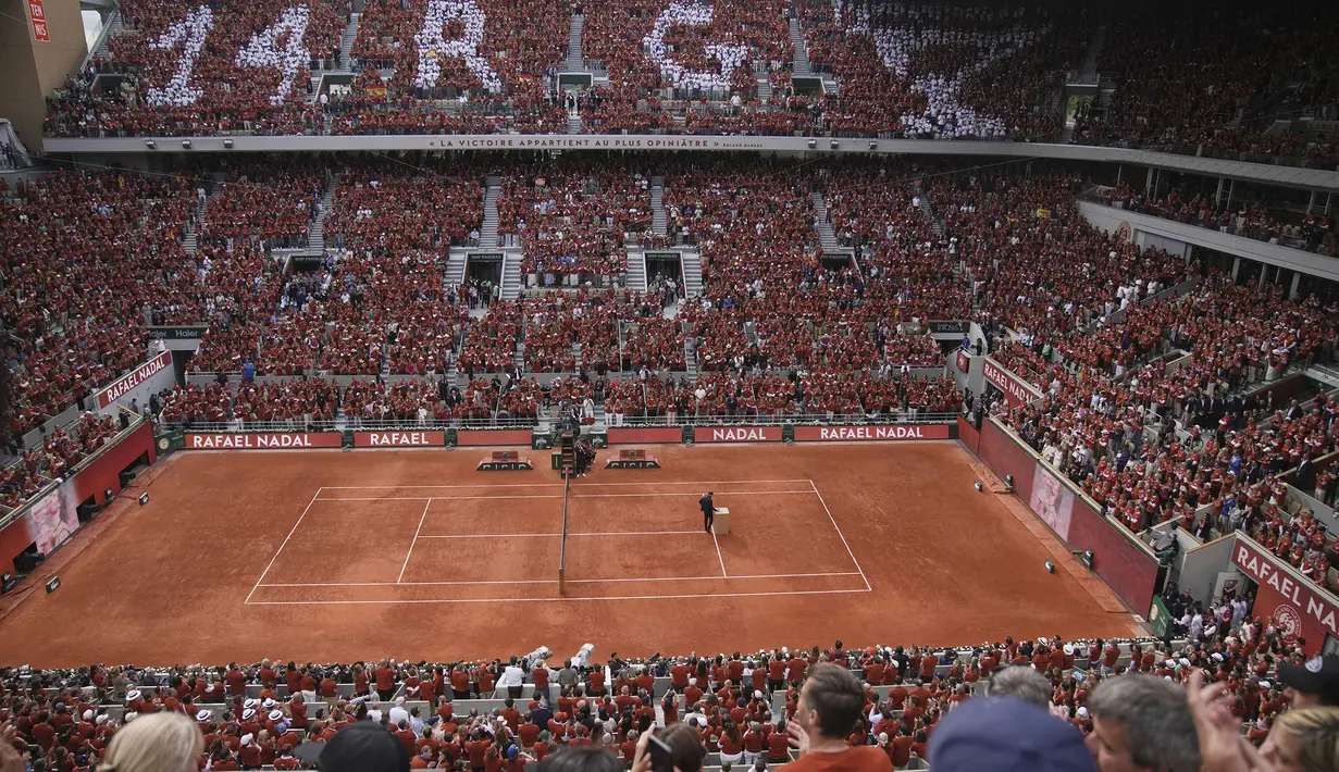 Acara seremoni perpisahan petenis Spanyol, Rafael Nadal selama Prancis Open 2025 di lapangan Philippe-Chatrier, Roland Garros Stadium, Paris, Prancis, Minggu (25/05/2025) waktu setempat. (AP Photo/Christophe Ena)