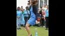 Tanpa ragu, Duchess of Cambridge, Kate Middleton, melompat saat memainkan permainan asli Afrika Selatan "Tiga Kaleng" di Commonwealth Games Village di Glasgow, Skotlandia, (29/7/2014). (REUTERS/Danny Lawson)