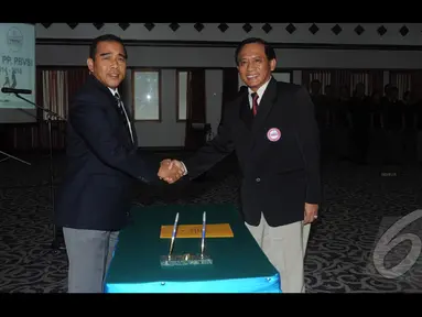  Imam Sudjarwo (kanan) terpilih sebagai ketua umum dalam musyawarah nasional yang digelar PBVSI, Jakarta, Jumat (22/8/2014) (Liputan6.com/Pool)