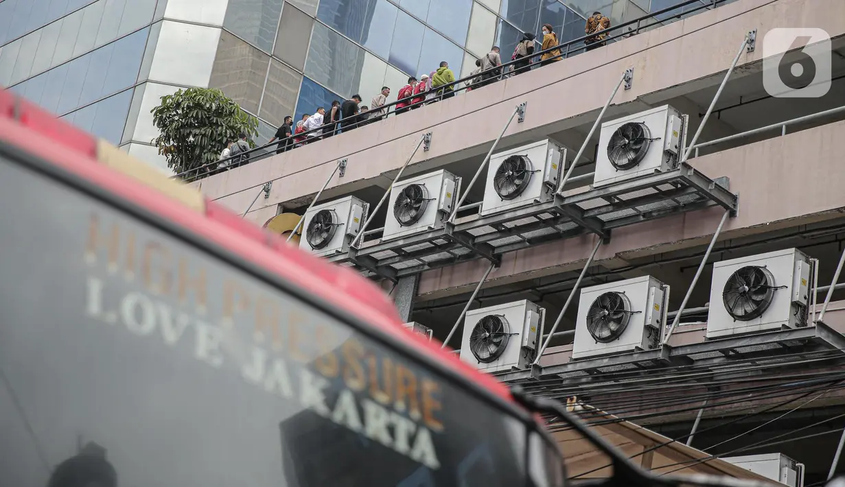 Suasana Gedung Kementerian Hukum dan Hak Asasi Manusia Republik Indonesia (Kemenkumham) seusai peristiwa kebakaran di Jalan Rasuna Said, Kuningan Jaksel, Kamis (8/12/2022). Sebanyak 26 unit dengan total 130 personel dikerahkan untuk memadamkan api yang melumat gedung tersebut. (Liputan6.com/Faizal Fanani)