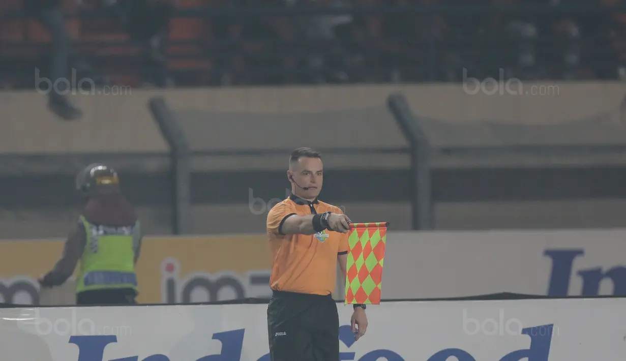 Asisten wasit 2, George Lakrindis mengangkat bendera saat terjadi offside laga Persib Bandung melawan PS TNI  pada lanjutan Liga 1 2017 di Stadion Si Jalak Harupat, Sabtu (05/8/2017). (Bola.com/Nicklas Hanoatubun)