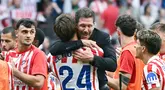 Pelatih Atletico Madrid, Diego Simeone, memeluk anak asuhnya saat merayakan kemenangan atas Real Madrid pada laga Liga Spanyol 2025/2026 di Stadion Wanda Metropolitano, Sabtu (27/9/2025). (AFP/Javier Soriano)