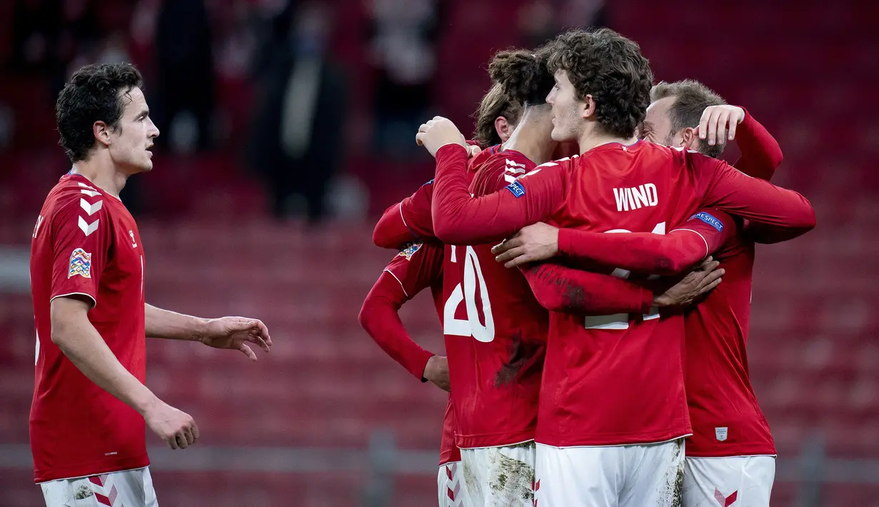 Para pemain Denmark merayakan gol kedua yang dicetak Christian Eriksen (kanan), dalam laga UEFA Nations League Grup A2 melawan Islandia di Parken Stadium, Copenhagen, Denmark, Senin (16/11/2020) dini hari WIB. Denmark unggul 2-1 atas Islandia. (AFP/Liselotte Sabroe/Ritzau Scanpix).