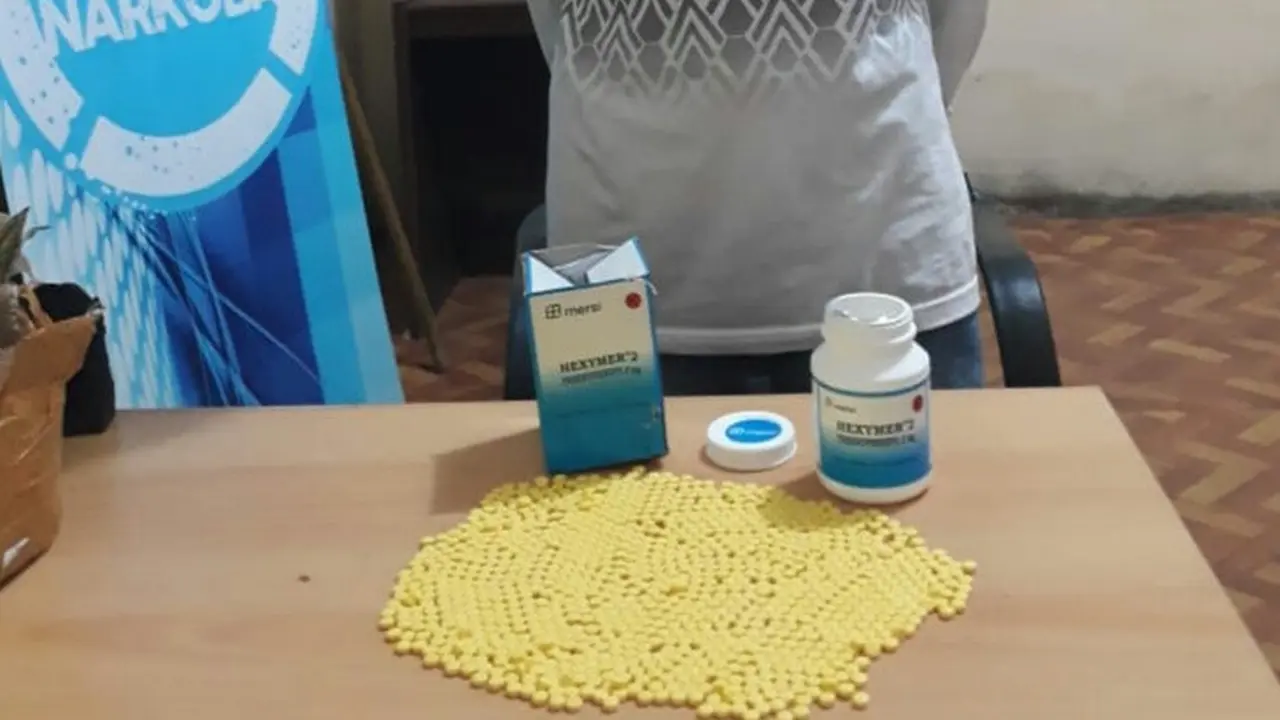 Dari tangan pelaku, aparat Polres Kotamobagu mengamankan 1 boks obat trihex sebanyak 1.004 butir.