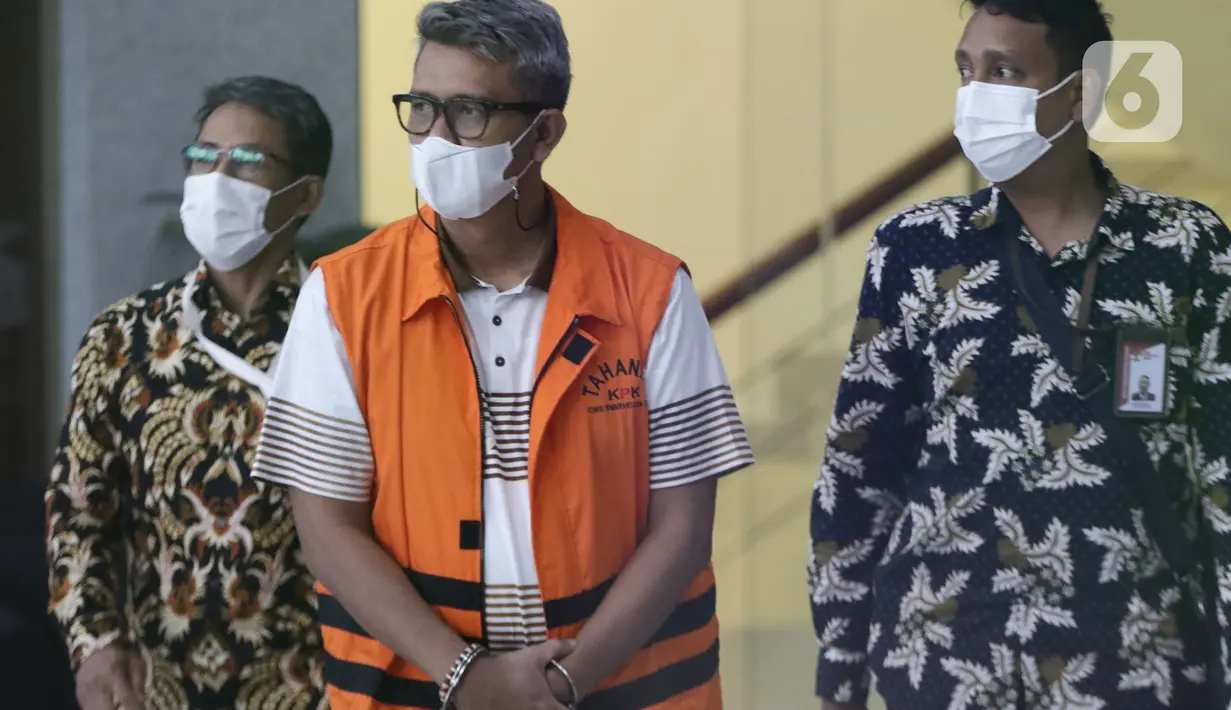 Bupati Bintan nonaktif Apri Sujadi (tengah) berjalan keluar Gedung KPK, Jakarta, Kamis (28/10/2021). Apri menjalani pemeriksaan dugaan korupsi pengaturan barang kena cukai dalam pengelolaan Kawasan Perdagangan Bebas dan Pelabuhan Bebas (KPBPB) Kab Bintan 2016-2018. (Liputan6.com/Helmi Fithriansyah)