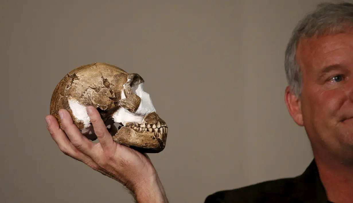 Profesor Lee Berger memegang replika tengkorak Homo Naledi, nenek moyang manusia yang baru ditemukan di Maropeng, Kamis (10 /9/2015). Ratusan potongan dari 15 kerangka ditemukan di satu gua di dekat Johannesburg. (REUTERS/Siphiwe Sibeko)