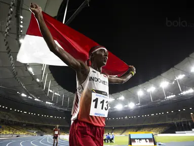 Pelari Indonesia, Agus Prayogo, meraih medali emas SEA Games cabang atletik nomor 10.000 meter di Stadion Bukit Jalil, Kuala Lumpur, Jumat (25/8/2017). Agus menorehkan waktu 30 menit 22,26 detik. (Bola.com/Vitalis Yogi Trisna)