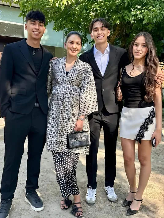 Meski wisuda di Portugal jauh dari Indonesia, Donna tetap bangga jadi warga negara Indonesia. Hal ini terlihat dari busana yang dikenakan bernuansa motif batik.  [@dagnesia]