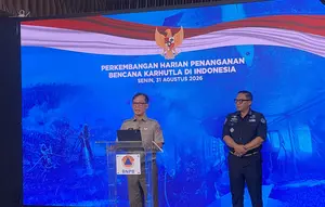 BNPB Tabur 5,6 Ton Garam Pancing Hujan di Titik Kebakaran Hutan