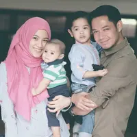 Keluarga kecil Alyssa Soebandono dan Dude Harlino selalu harmonis dan bahagia. Menikah di tahun 2014, kini keduanya telah dikaruniai dua anak laki-laki, Muhammad Dirgantara Ariendra Harlino dan Malik Narendra Harlino. (Instagram/ichasoebandono)
