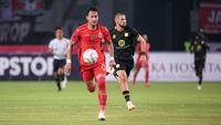 Pemain Persija Jakarta, Hansamu Yama Pranata berusaha mengontrol bola saat laga lanjutan BRI Liga 1 2023/2024 antara Persija Jakarta melawan Barito Putera di Stadion Patriot Candrabhaga, Bekasi, Sabtu (07/10/2023). (Bola.com/Bagaskara Lazuardi)