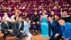 Diadaptasi dari novel Wattpad berjudul sama, banyak pembaca yang sudah tak sabar menyaksikan film tersebut. Sebelum pada akhirnya tayang di bioskop, pemilihan pemain film Galaksi tuai pro dan kontra dari pembaca. Ada yang merasa Bryan Domani cocok jadi Galaksi, namun tak sedikit juga yang merasa Bryan berbeda dengan Galaksi yang ada dalam imajinasi pembaca. (Liputan6.com/IG/@rapifilm)