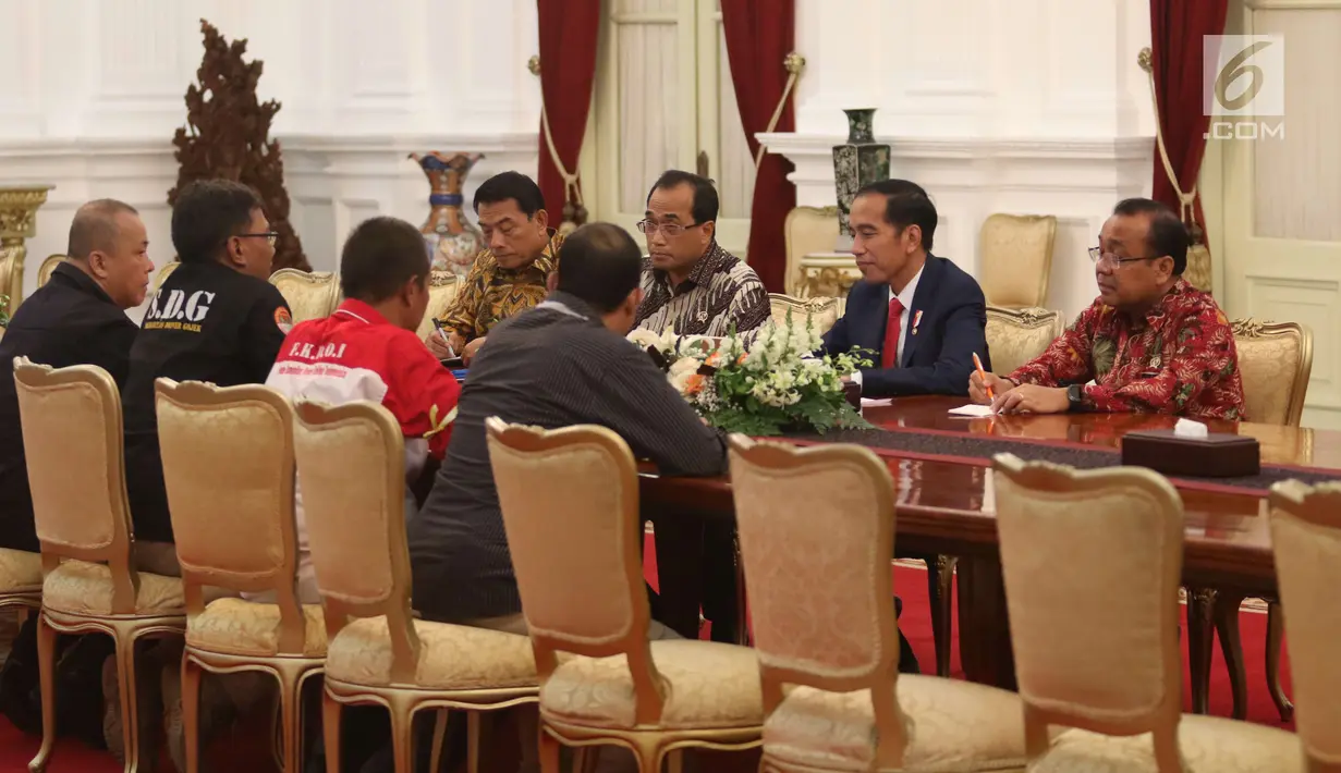 Suasana pertemuan antara Presiden Jokowi dengan perwakilan ojek online di Istana Merdeka, Jakarta, Selasa (27/3). Mereka meminta pemerintah membantunya berdiskusi dengan perusahaan transportasi online agar merasionalkan tarif. (Liputan6.com/Angga Yuniar)