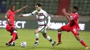 Striker Portugal, Bernardo Silva (tengah) mencoba melewati dua pemain Luksemburg dalam laga Kualifikasi Piala Dunia 2022 Zona Eropa Grup A di Josy Barthel Stadium, Luksemburg, Selasa (30/3/2021). Portugal menang 3-1 atas Luksemburg. (AP/Olivier Matthys)