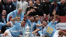 Para pemain Manchester City berpose dengan trofi juara setelah pertandingan final Piala FA Inggris antara Chelsea dan Manchester City di London, Sabtu, 16 Mei 2026. (AP Photo/Richard Pelham)