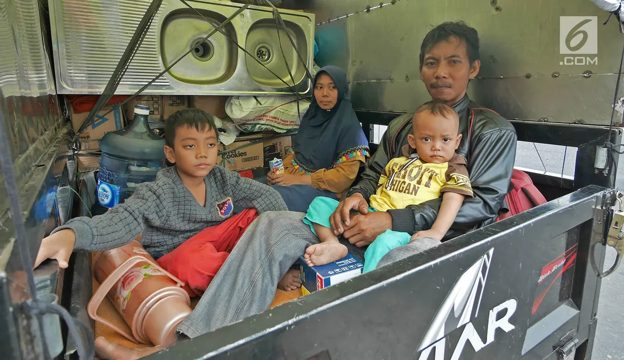 Pemudik bersama keluarganya menggunakan motor bak roda tiga saat perjalanan mudik melintasi Jalur Pantura kawasan Pemalang, Jawa Tengah, Senin (3/6/2019). Motor bak roda tiga ini biasanya digunakan untuk mengangkut sampah dari tempatnya bekerja di Rawajati Kalibata. (Liputan6.com/Herman Zakharia)