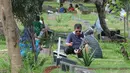 Sejumlah warga terlihat berziarah ke kuburan keluarga di Tempat Pemakaman Umum (TPU) Karet Bivak, Jakarta, Senin (23/6/14). (Liputan6.com/Herman Zakharia)