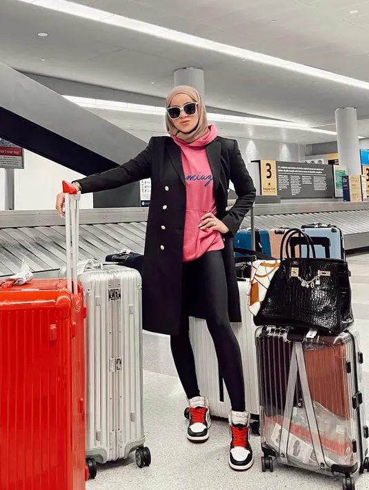 Cara memakai blazer dari Olla Ramlan ini yang paling sporty. Long blazernya dipadukan dengan hoodie pink dan sneaker Air Jordan [@ollaramlan]