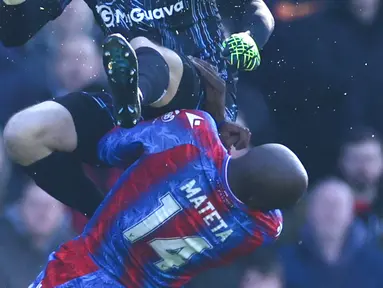 Penyerang andalan Crystal Palace, Jean Philippe Mateta, mengalami cedera serius setelah mendapat tendangan brutal dari kiper Millwall, Liam Roberts, dalam laga babak kelima FA Cup di Selhurst Park, Sabtu (1/3/2025) malam WIB. (AP Photo/Ian Walton)