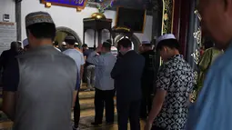 Sejumlah pria muslim saat melaksanakan salat Jumat pertama pada bulan Ramadan 1440 H di sebuah masjid di Beijing (10/5/2019). (AFP Photo/Greg Baker)