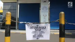 Pengumuman terpasang di Gedung Blok B Pasar Tanah Abang, Jakarta, Minggu (17/6). Pasar Tanah Abang tutup sejak 15 Juni 2018 dan buka kembali pada 25 Juni 2018. (Liputan6.com/Arya Manggala)