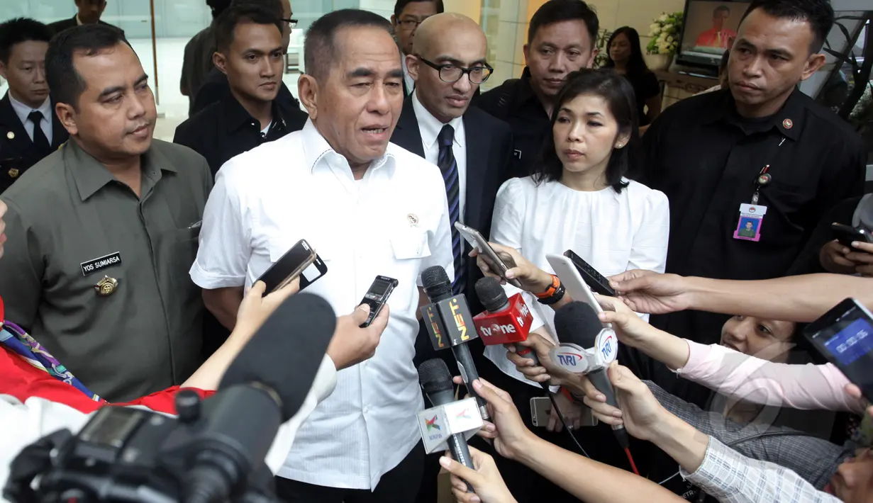 Menteri Pertahanan Ryamizard Ryacudu memberikan keterangan pers usai mendatangi Kedubes Singapura, Jakarta, Kamis (26/3/2015).(Liputan6.com/Johan Tallo)