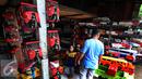 Calon pembeli berkunjung ke salah satu kios penjual mainan kayu di kawasan Kalibata, Jakarta, Selasa (18/10). Meskipun kini sudah mulai langka, namun mainan kayu masih juga ada yang mencari. (Liputan6.com/Johan Tallo)
