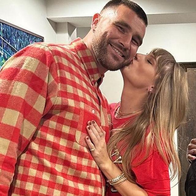 Travis Kelce dan Taylor Swift. (Instagram/ chariah_)