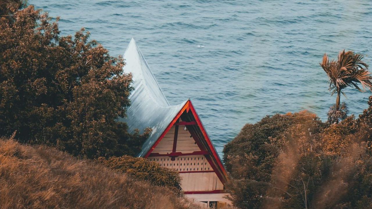 Danau Toba, salah satu keajaiban alam Indonesia, bukan hanya menawarkan keindahan alam yang memukau, tetapi juga melibatkan diri dalam beragam mitos dan cerita mistis yang telah menghiasi sejarah dan budaya Batak.