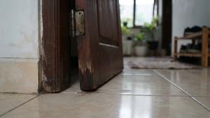 Cara Mengatasi Pintu Kayu yang Bergesekan dengan Lantai saat Udara Lembap Tanpa Tukang