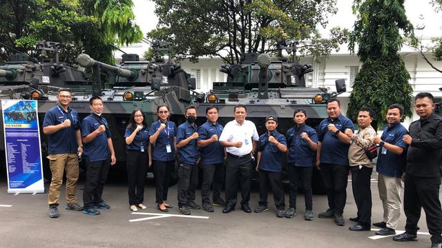 Menteri Pertahanan Prabowo Subianto menyerahkan berbagai kendaraan fungsi khusus buatan PT Pindad secara simbolis kepada Kasad, Jenderal TNI Dudung Abdurachman. (Dok Pindad)