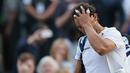 Petenis Spanyol, Rafael Nadal, mengusap rambutnya sambil meninggalkan lapangan setelah dikalahkan Giller Muller (Luksemburg) di perempat final Wimbledon 2017, Senin (10/7). Nadal menyerah dari Mueller usai melewati pertarungan lima set. (AP/Tim Ireland)