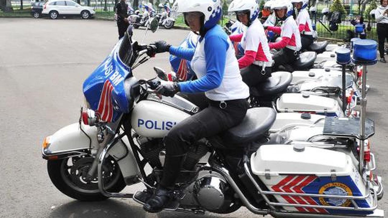 Polwan cantik akrobat pakai motor gede 