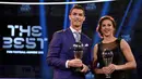 Bintang Real Madrid, Cristiano Ronaldo dan Pesepakbola wanita asal AS, Carli Lloyd berpose bersama usai keduanya menerima penghargaan Pemain Terbaik Dunia FIFA 2016 pada acara Best FIFA Football Awards di Zurich, Senin (9/1). (FABRICE COFFRINI/AFP)